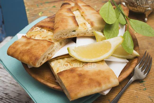 Pan plano turco con queso - foto de stock