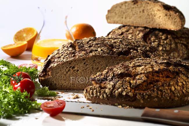 Pane, pomodori e succo d'arancia — Foto stock
