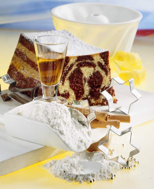 Ingrédients et un gâteau en marbre — Photo de stock