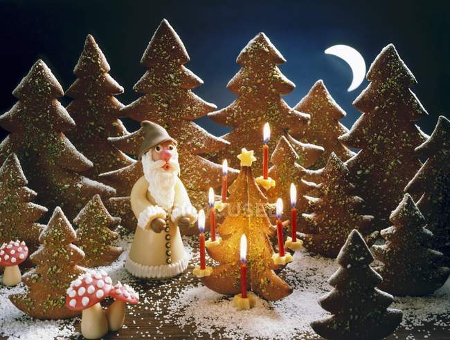 Escena del bosque de Navidad con galletas - foto de stock