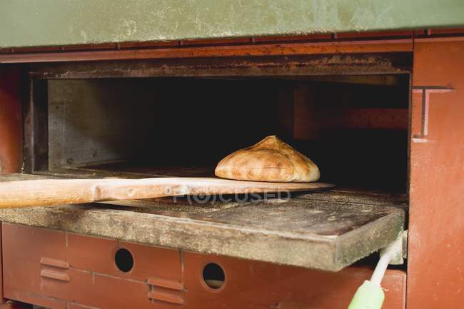 Pão de pita em casca de madeira — Fotografia de Stock