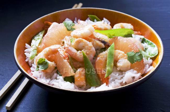 Crevettes royales au pamplemousse sur riz — Photo de stock