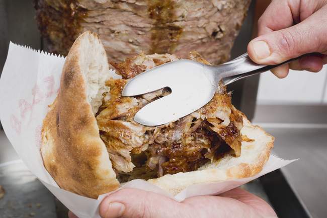Mano Fare dner kebab — Foto stock