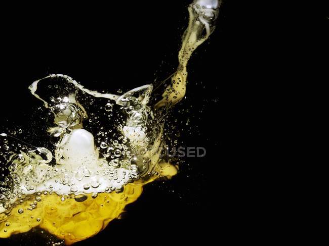 Nahaufnahme eines zerbrochenen Eies in heißem Öl — Stockfoto