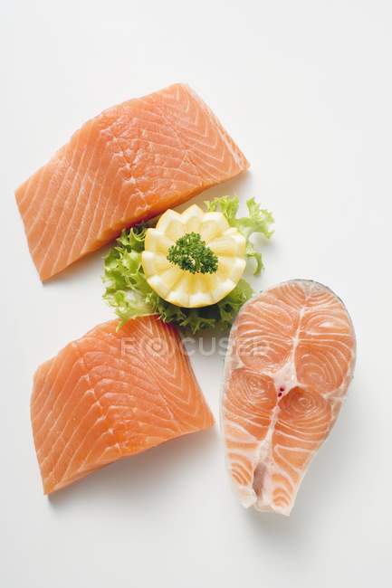 Trozos y filetes de salmón fresco - foto de stock