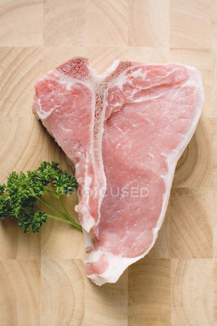 T-Bone Steak mit Petersilie — Stockfoto