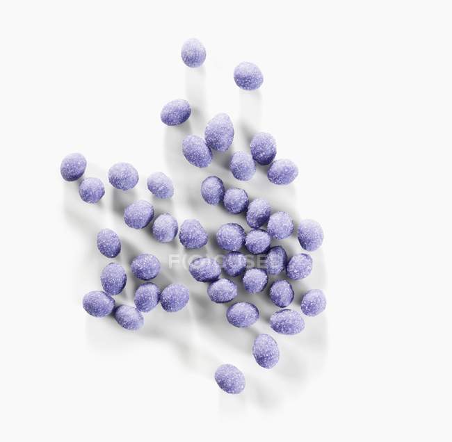 Vue rapprochée de boules de fleurs de lavande confites sur surface blanche — Photo de stock