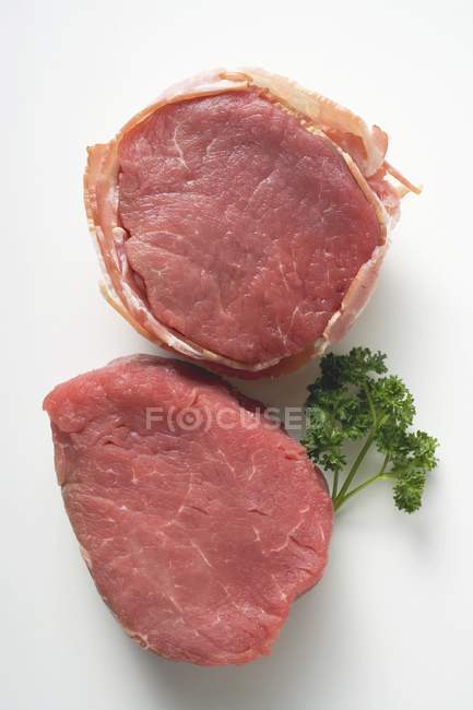 Raw beef medallions — Stock Photo