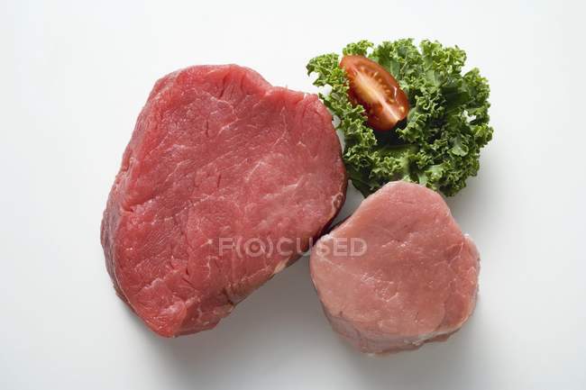 Filetes de carne e porco com salsa — Fotografia de Stock