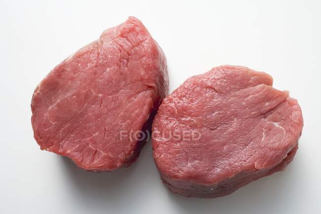 Medallones de carne cruda - foto de stock