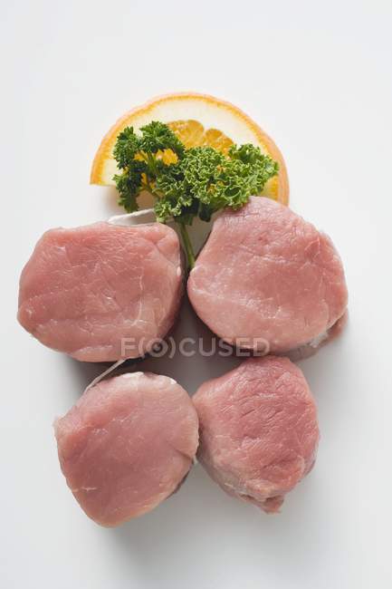 Медальоны сырой свинины — стоковое фото