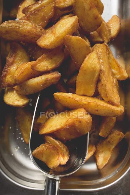 Смажена картопля по-селянськи — стокове фото