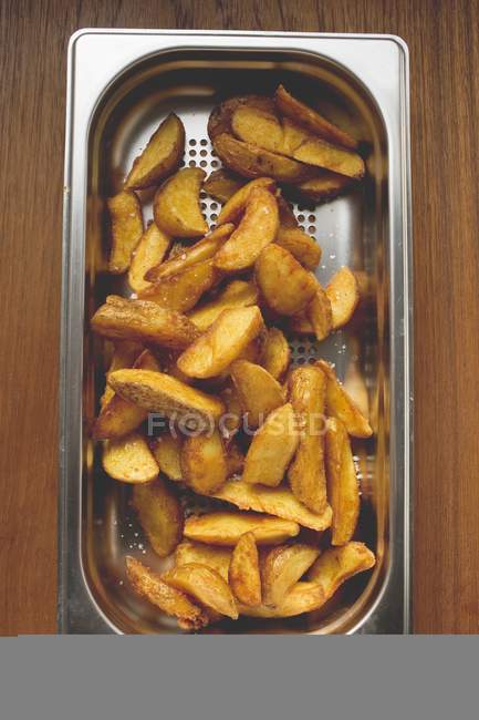 Смажена картопля по-селянськи — стокове фото