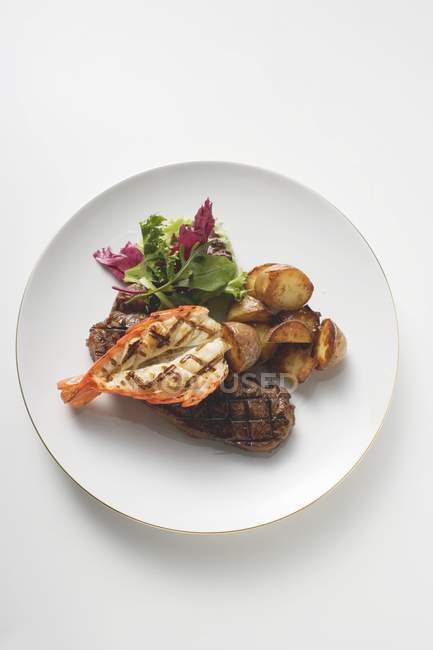 Filé de carne e camarão com cunhas de batata — Fotografia de Stock