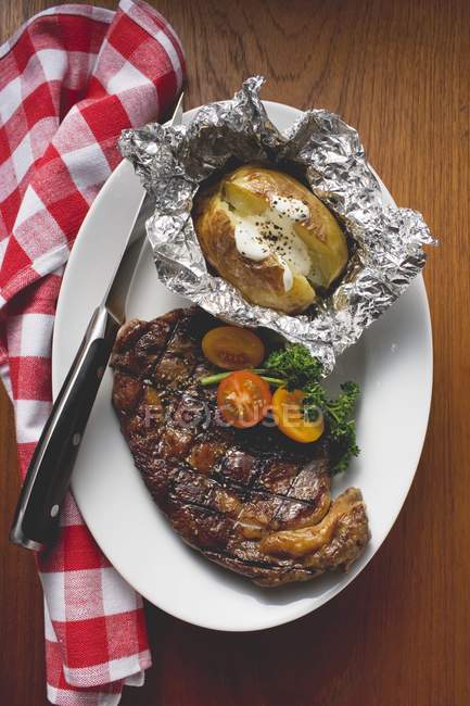 Steak de bœuf grillé aux pommes de terre cuites au four — Photo de stock