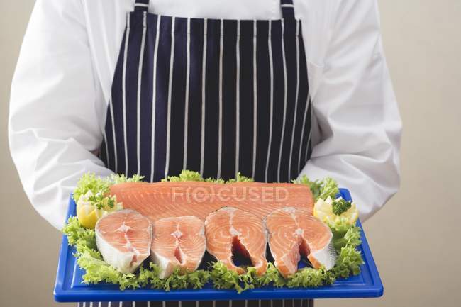 Différentes coupes de saumon sur planche à découper — Photo de stock