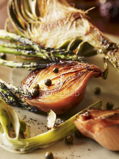 Roasted Shallots with Artichoke and Asparagus — Stock Photo