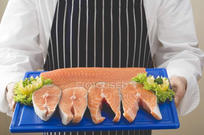 Vários pedaços de salmão na tábua de cortar — Fotografia de Stock