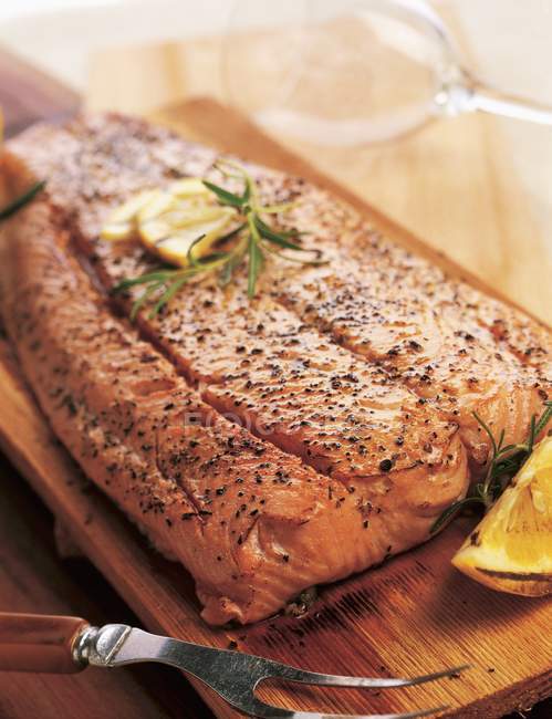 Planche de cèdre saumon — Photo de stock