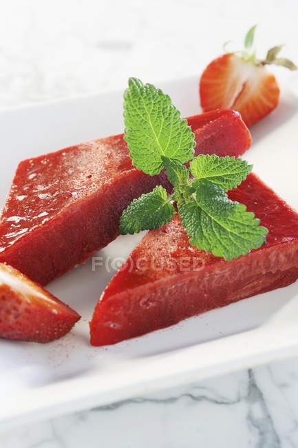 Erdbeersorbet mit Minze — Stockfoto