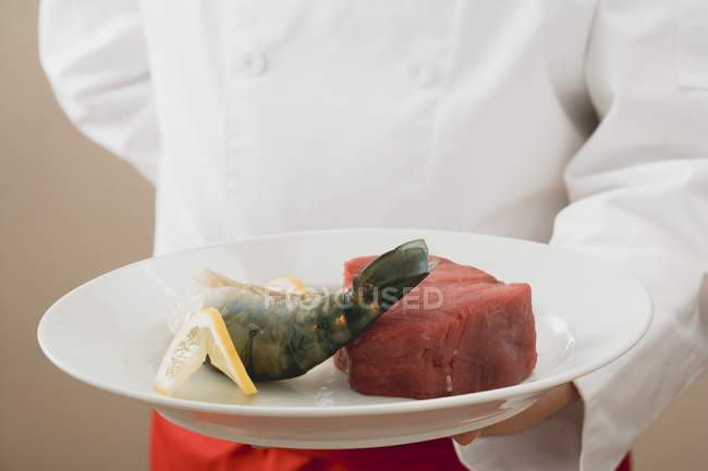 Chef segurando filé de carne — Fotografia de Stock