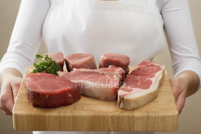 Persona che detiene carni bovine — Foto stock