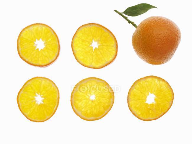Mandarine fraîche avec tranches — Photo de stock