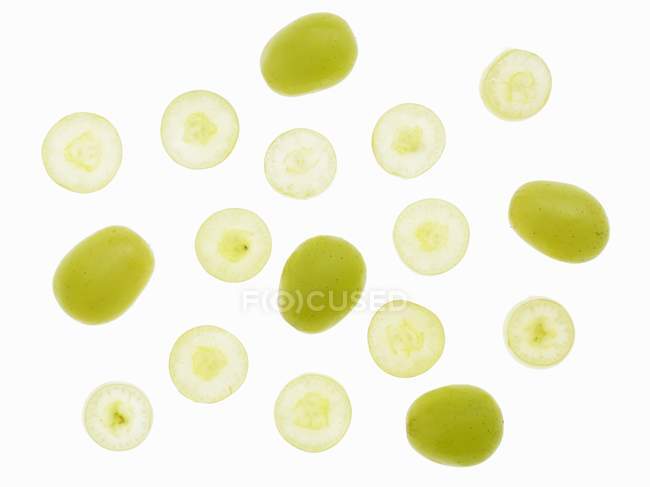 Top view of whole and sliced green grapes on white surface — Stock Photo