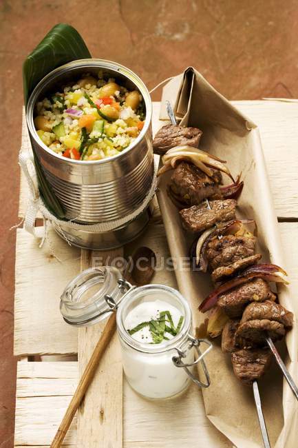 Kebab di agnello con tabbouleh — Foto stock