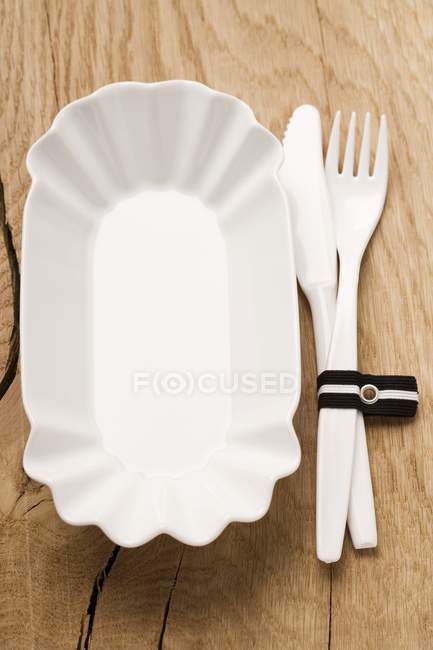 Primo piano vista di un piatto di plastica e posate di plastica — Foto stock