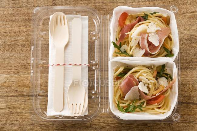 Salada de espaguete com presunto de Parma — Fotografia de Stock