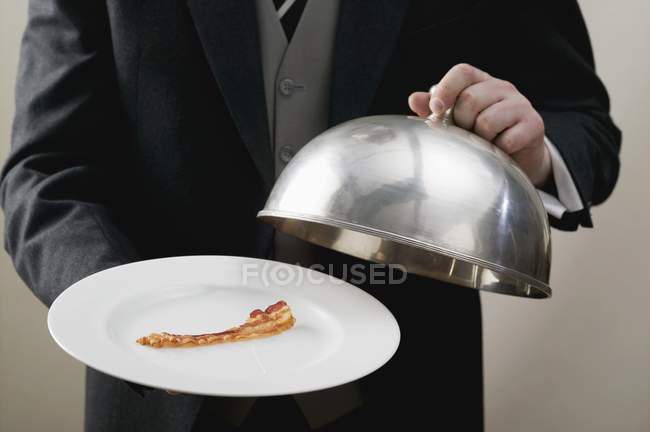 Butler servir rasoir de bacon frit — Photo de stock
