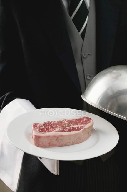 Butler servindo carne — Fotografia de Stock