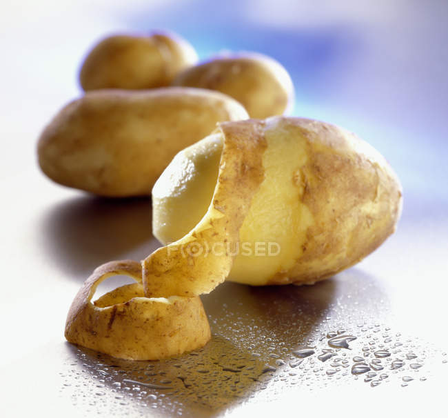 Halbgeschälte rohe Kartoffel — Stockfoto