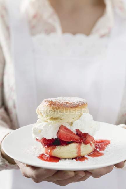 Erdbeer-Shortcake auf Teller — Stockfoto