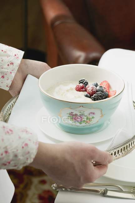Hände servieren Schüssel mit Dessert — Stockfoto