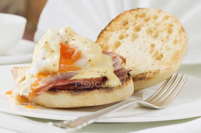 Huevos benedicto para el desayuno - foto de stock