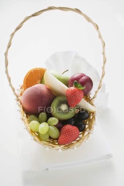 Fruits frais dans le panier — Photo de stock