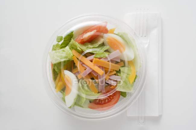 Овочі в пластиковій мисці — стокове фото