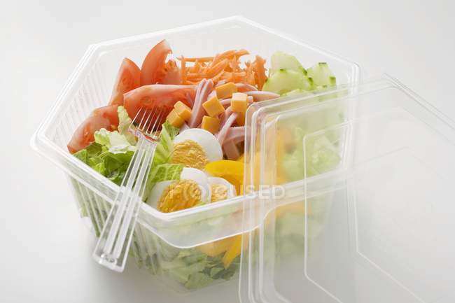 Овочі в пластиковій мисці — стокове фото