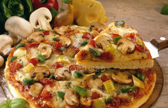 Pizza con champiñones y pimientos - foto de stock