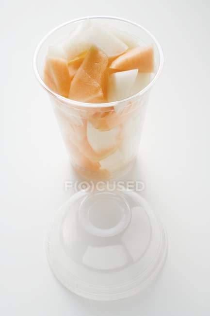 Salada de frutas em copo de plástico — Fotografia de Stock