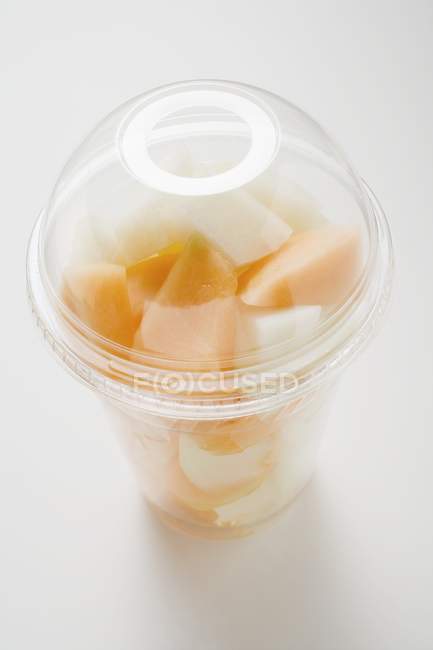 Ensalada de frutas en vaso de plástico - foto de stock