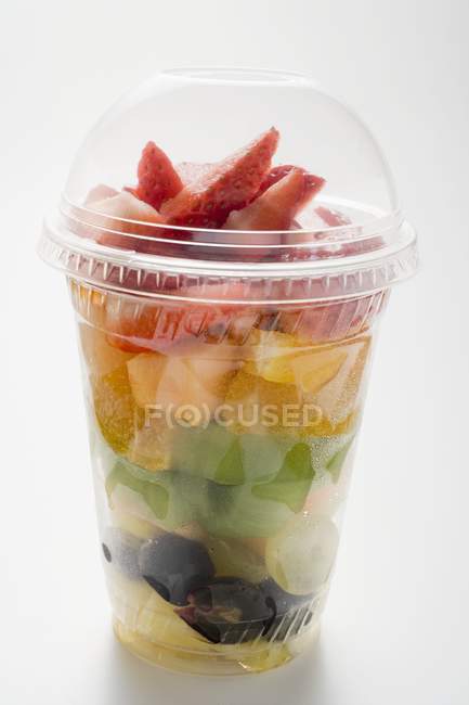 Ensalada de frutas con fresas - foto de stock