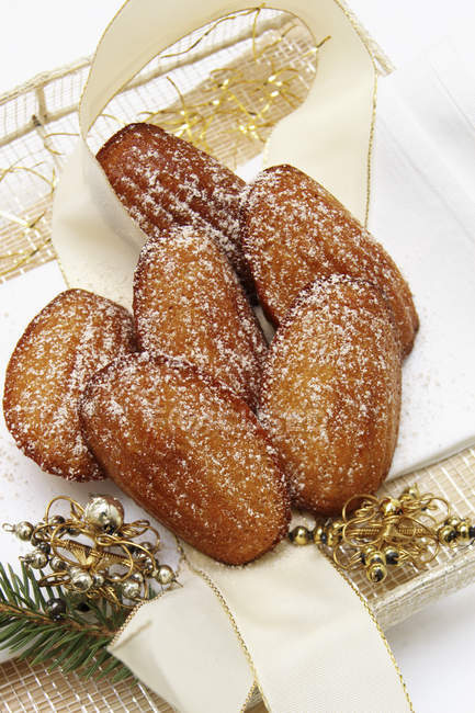 Madeleines with icing sugar — Stock Photo