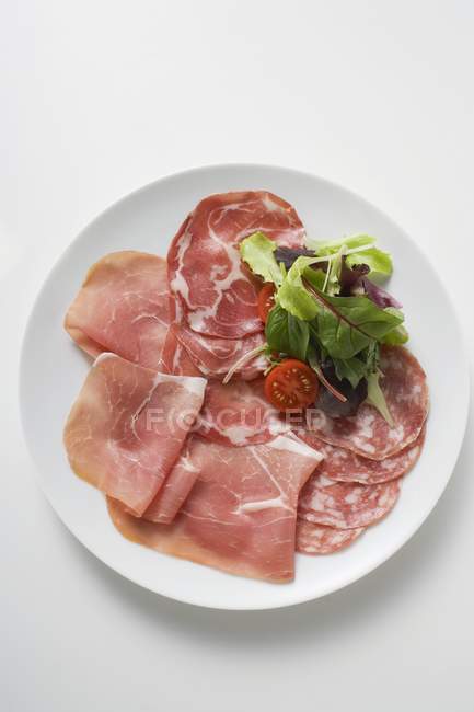 Jambon cru et salami — Photo de stock