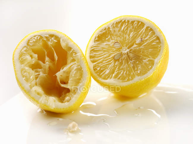 Dos mitades de limón - foto de stock