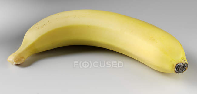 Banana madura inteira — Fotografia de Stock