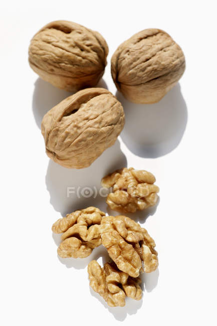 Shelled and unshelled walnuts — Stock Photo