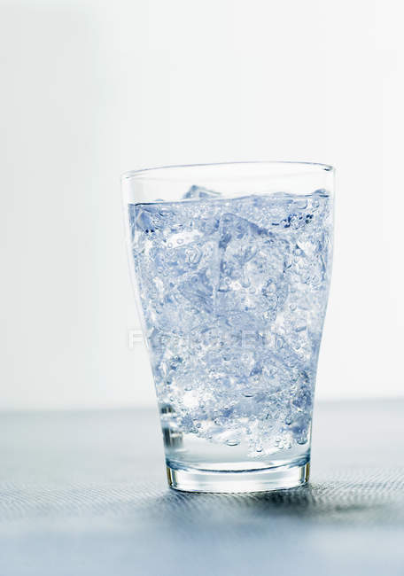 Стакан минеральной воды с кубиками льда — стоковое фото